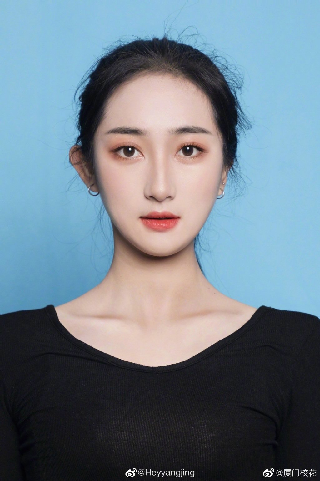 她叫杨婧01年就读于沈阳音乐学院射手座身高170cm