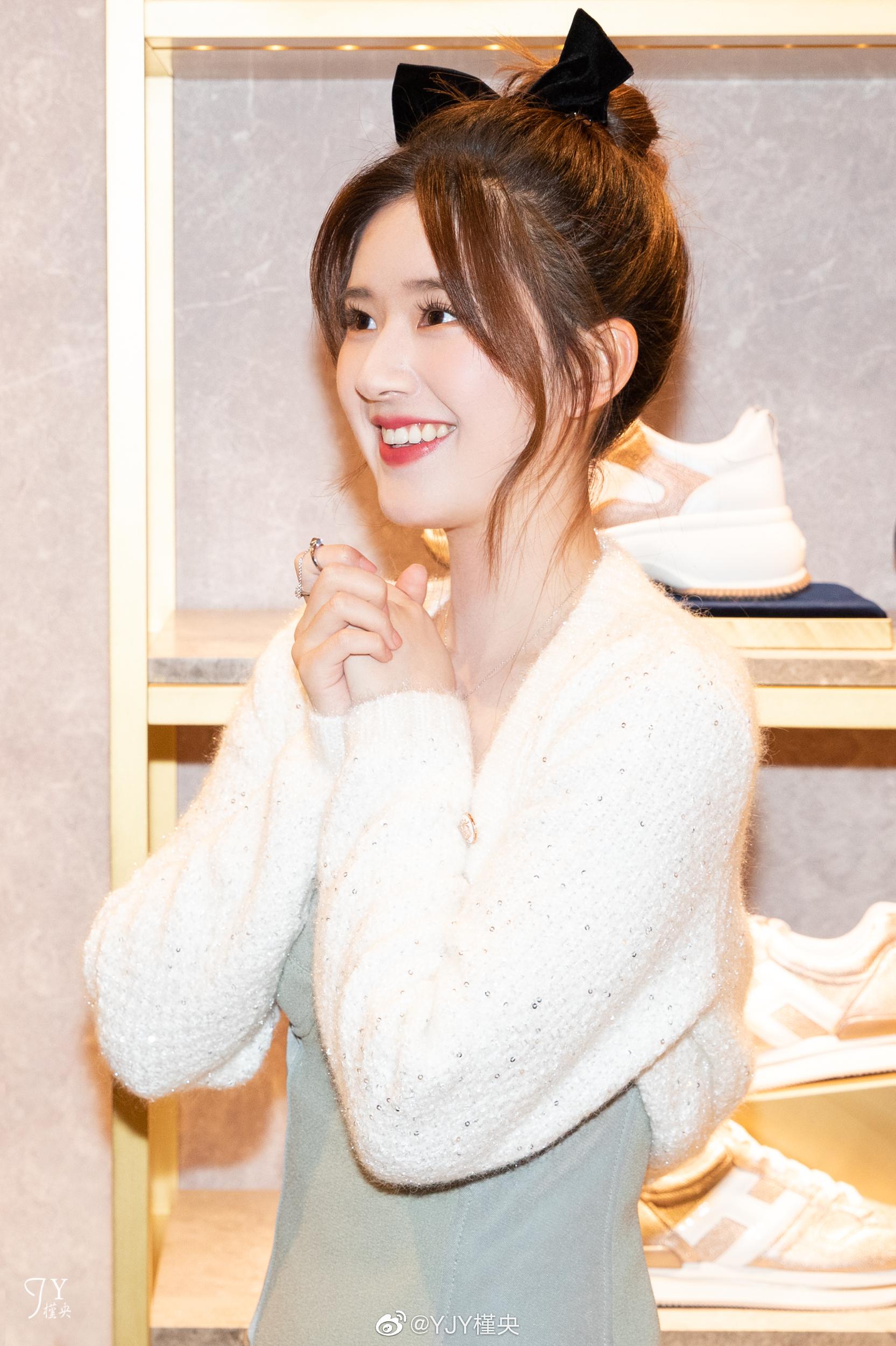 笑起来很甜的@赵露思的微博 下次一定快快返图__财经头条