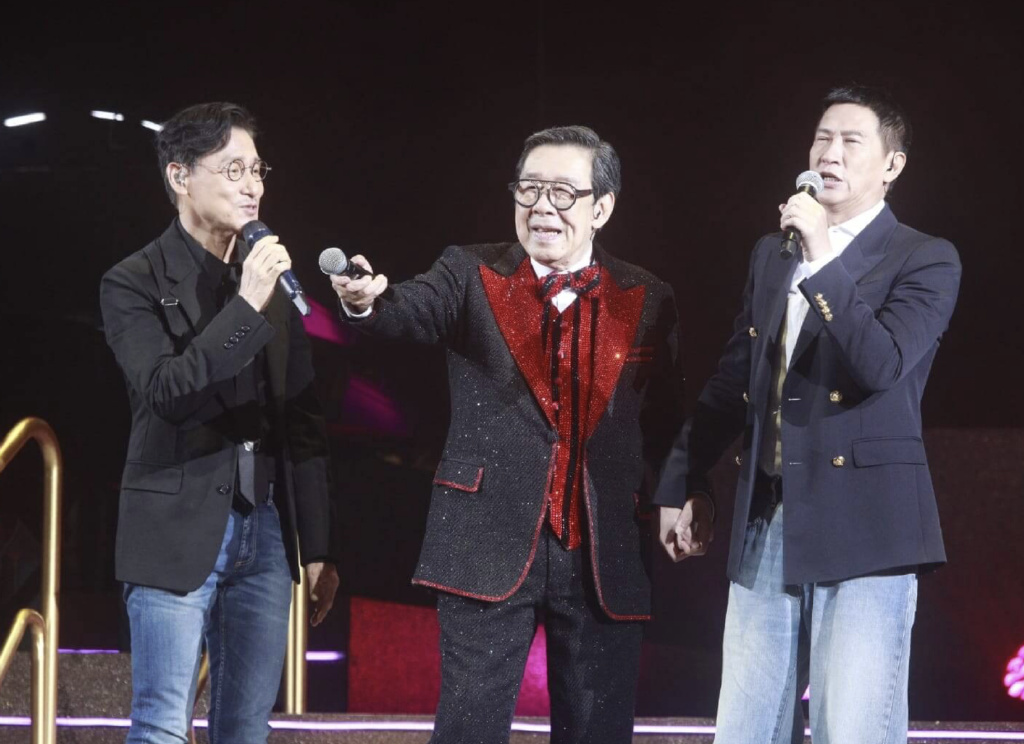 90岁胡枫开红馆演唱会，张学友任嘉宾下跪叩拜，孙女曾孙上台助兴