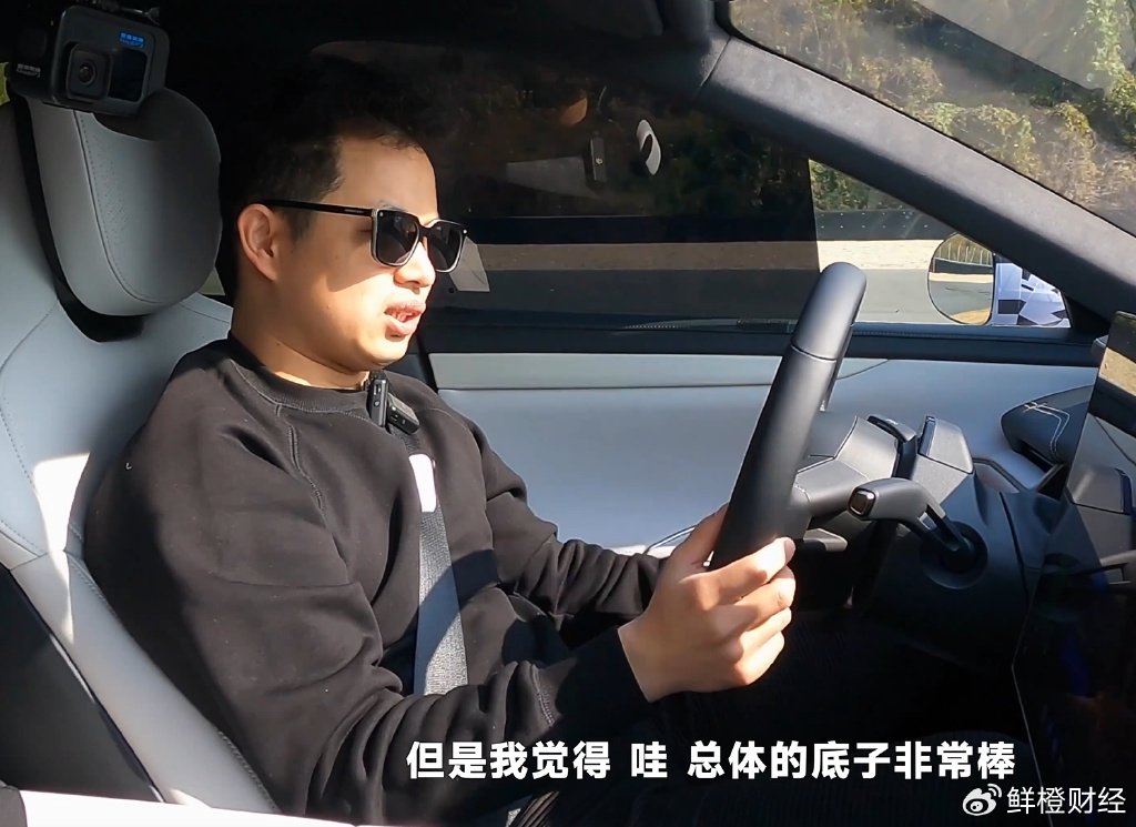 鲜橙财经谢欣哲测试了su7的飘逸性能