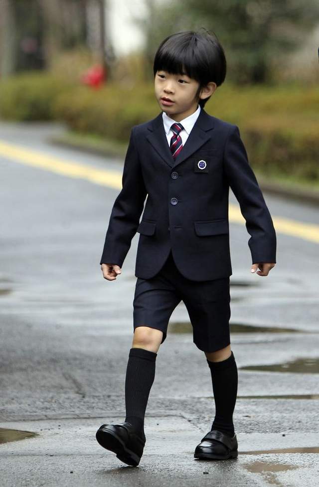 日本14岁悠仁小王子新年首亮相变得帅气不再呆萌就是个子小