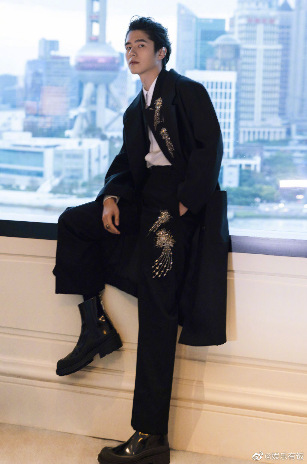 刘昊然背头杀造型雅痞帅气