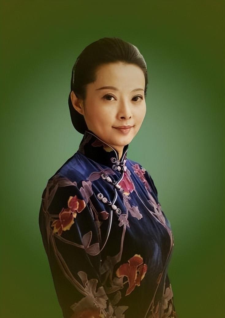 袁立低调出行,素色穿搭难掩发福身材,短发造型十分帅气