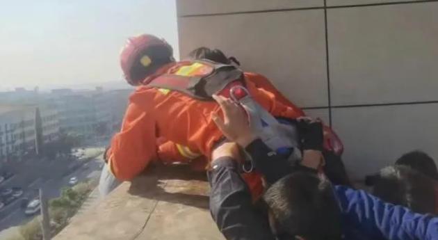 夫妻闹矛盾男子要带孩子轻生，最终被救下，因扰乱公共秩序被拘留休闲区蓝鸢梦想 - Www.slyday.coM