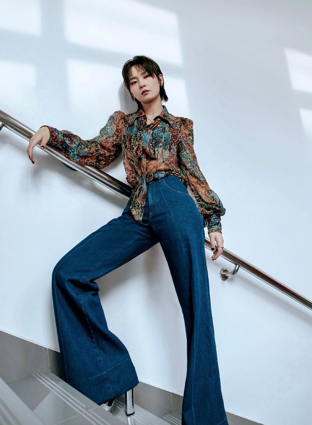 周笔畅身穿丝质多色衬衫搭配牛仔长裤