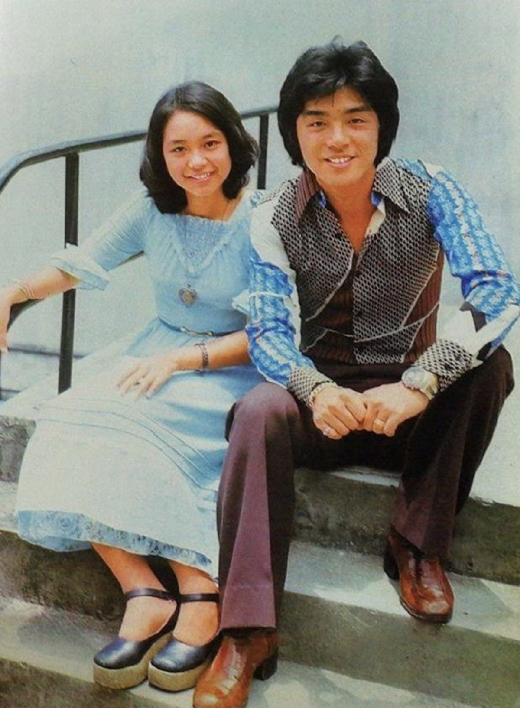 钟镇涛旧爱晒婚纱照，纪念与富商结婚41年，患癌后满头白发仍优雅休闲区蓝鸢梦想 - Www.slyday.coM