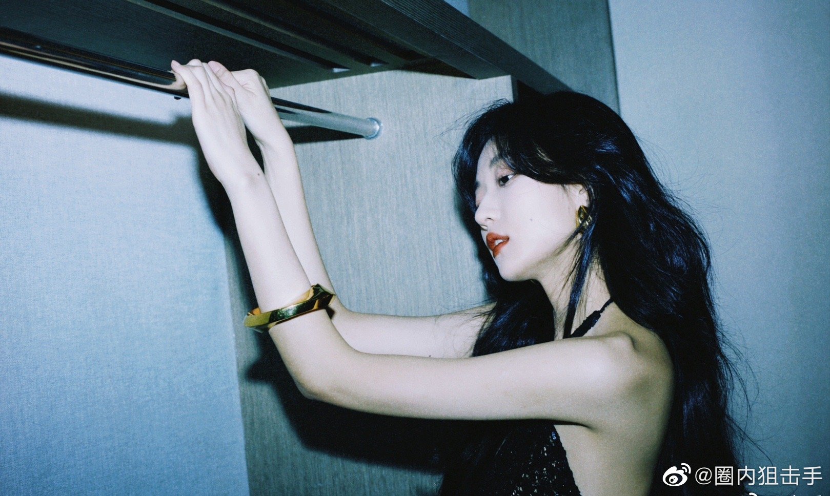 孙千出席国剧盛典一袭黑色高开叉长裙完美展现身材……|国剧盛典|孙千