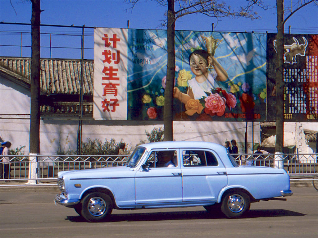 80年代的老上海轿车,现如今还有保存这么好的属实珍贵.