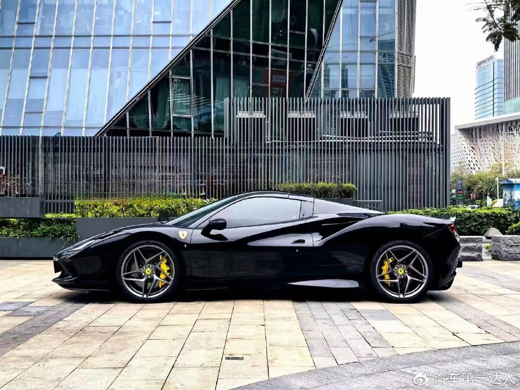 法拉利f8敞篷奇缺黑红搭配颜色