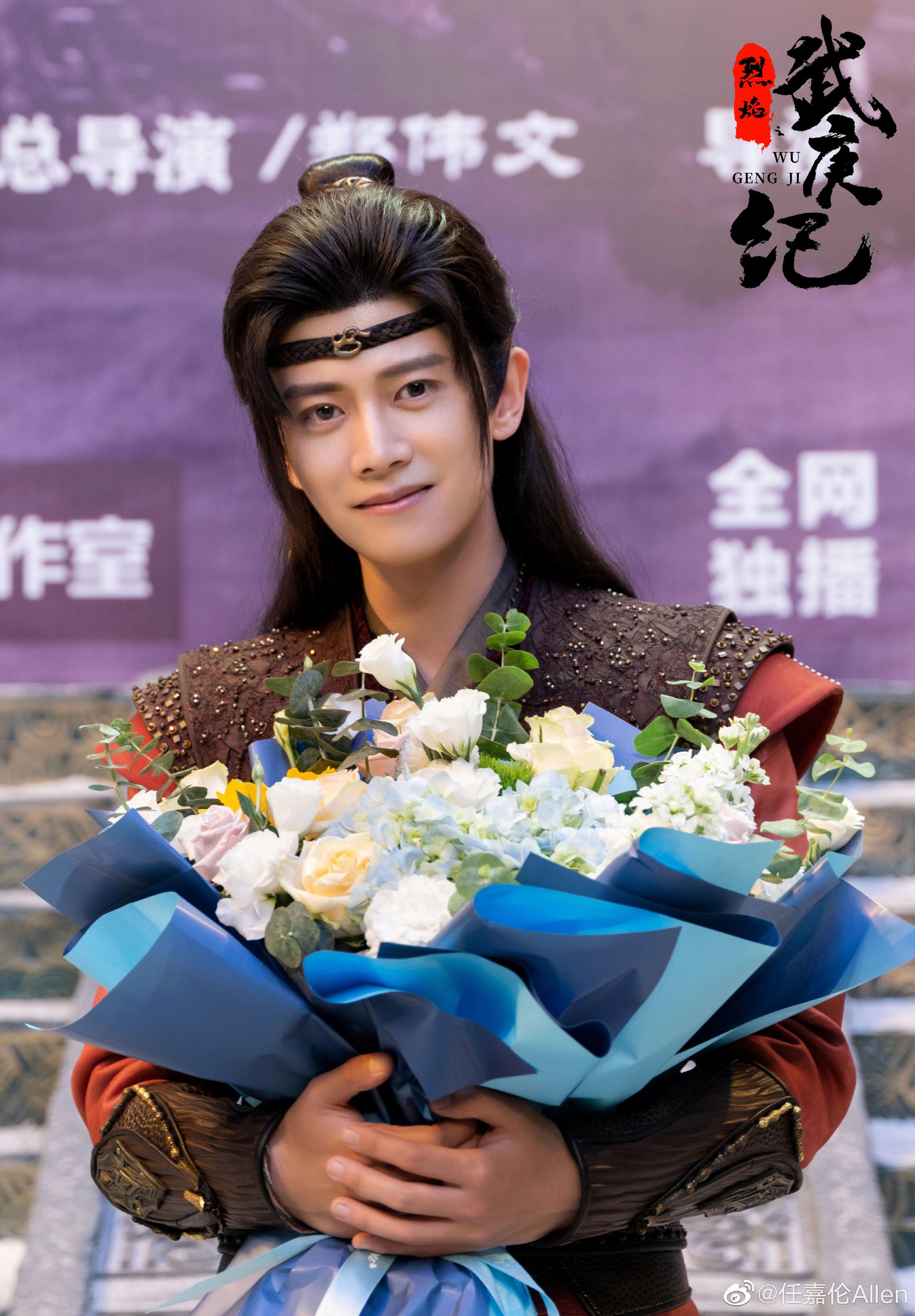 任嘉伦晒捧花照暂别武庚说:武庚杀青……|任嘉伦|武庚|捧花_新浪新闻