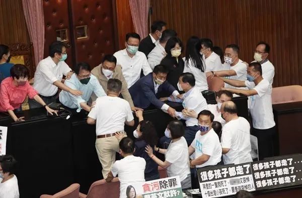 陈水扁刚被“除罪”就确诊新冠 台资深媒体人:“台湾民主”最黑暗的休闲区蓝鸢梦想 - Www.slyday.coM 陈水扁刚被“除罪”就确诊新冠 台资深媒体人:“台湾民主”最黑暗的休闲区蓝鸢梦想 - Www.slyday.coM