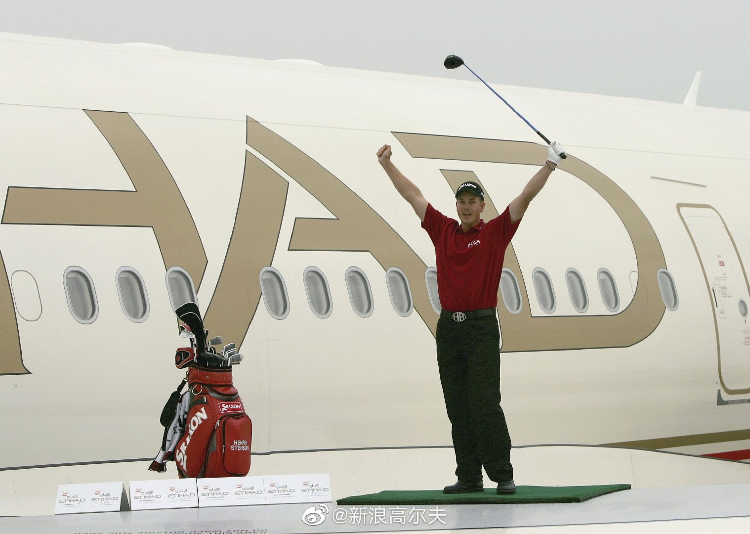 07年 亨里克 斯滕森在伊蒂哈德航空的一架飞机翅膀上开了一杆 07年 亨里克 斯滕森在伊蒂哈德航空的一架飞机翅膀上开了一杆