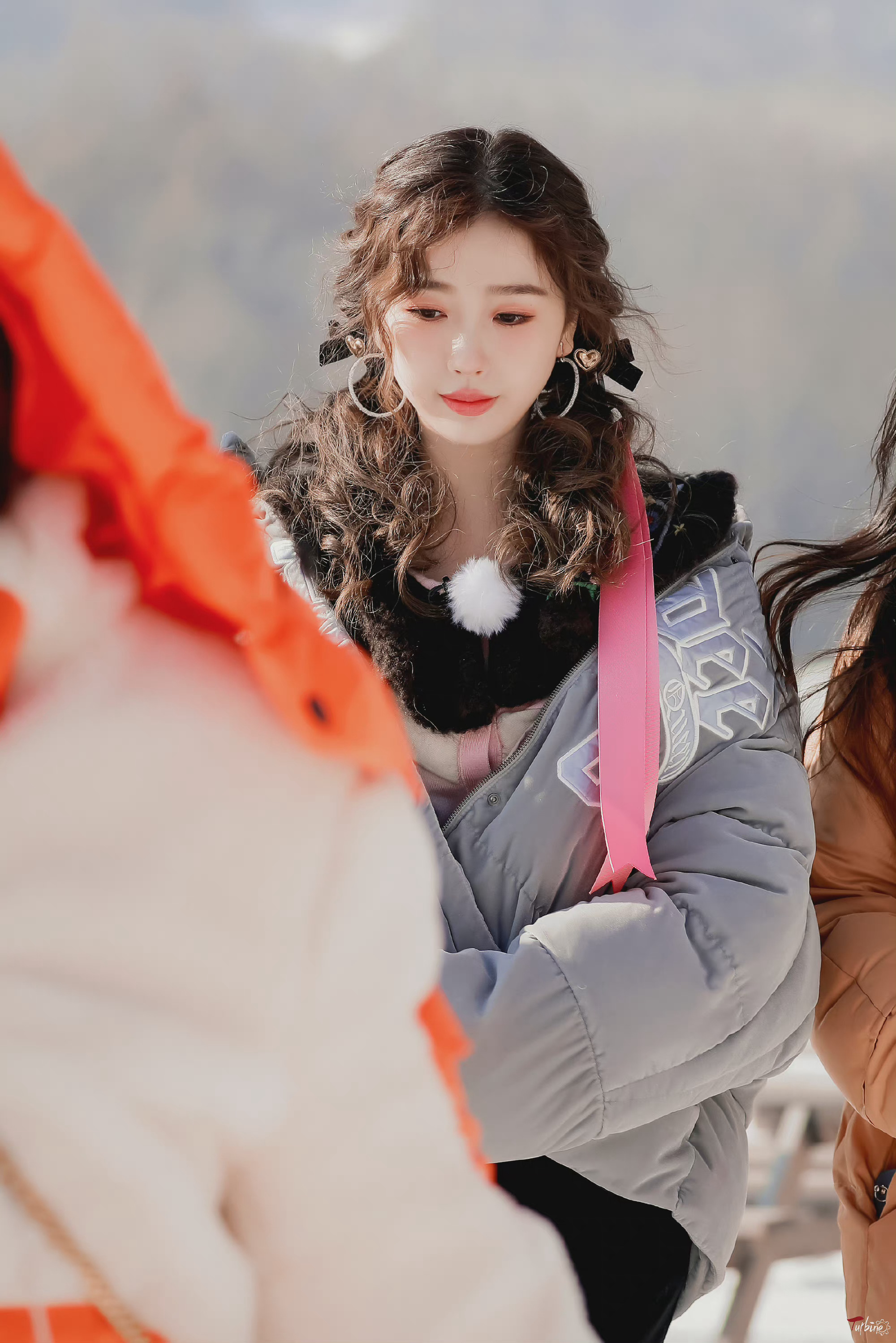 虞书欣今日录制饭拍图蓝色滑雪服77卷发双马尾