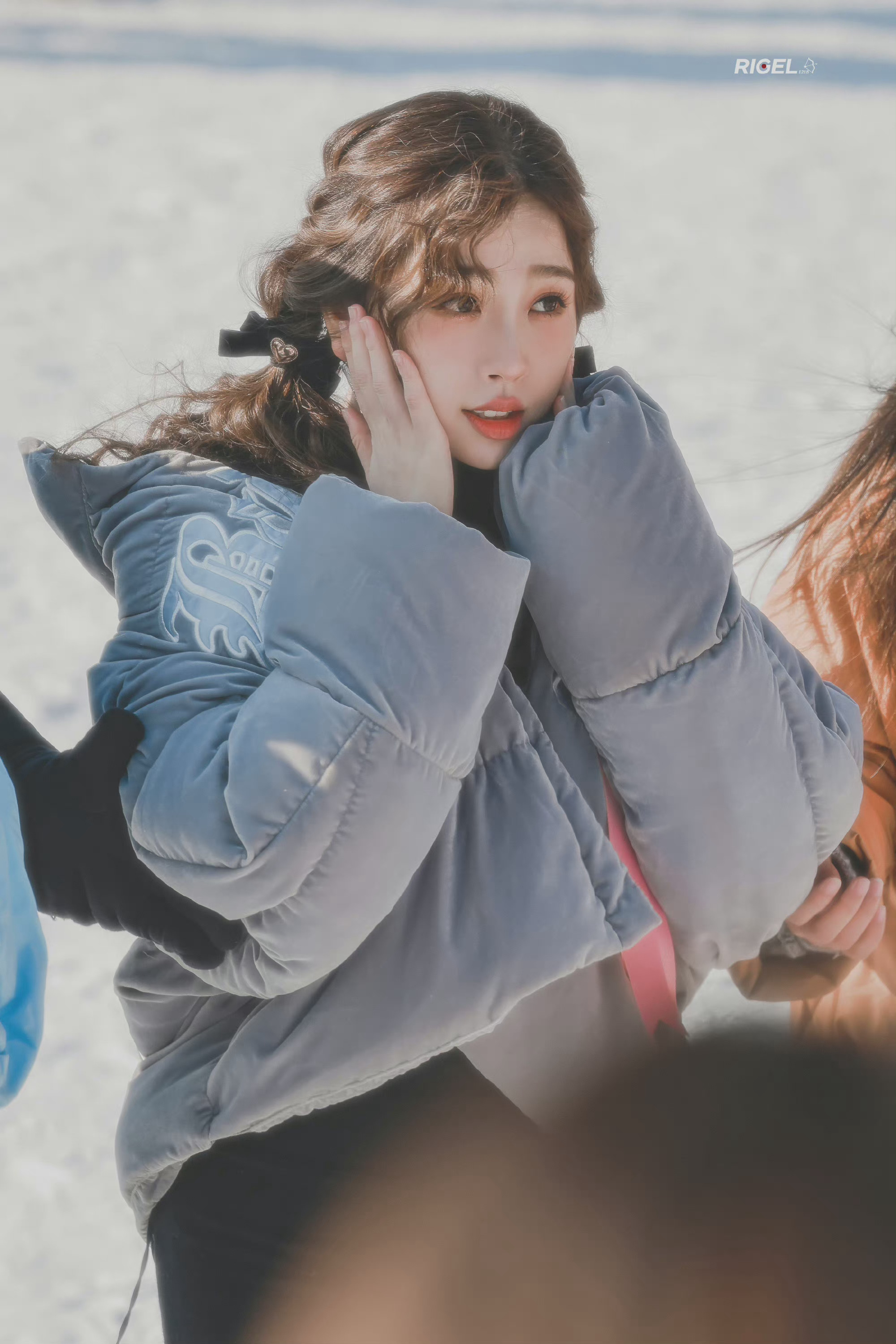 虞书欣今日录制饭拍图蓝色滑雪服77卷发双马尾