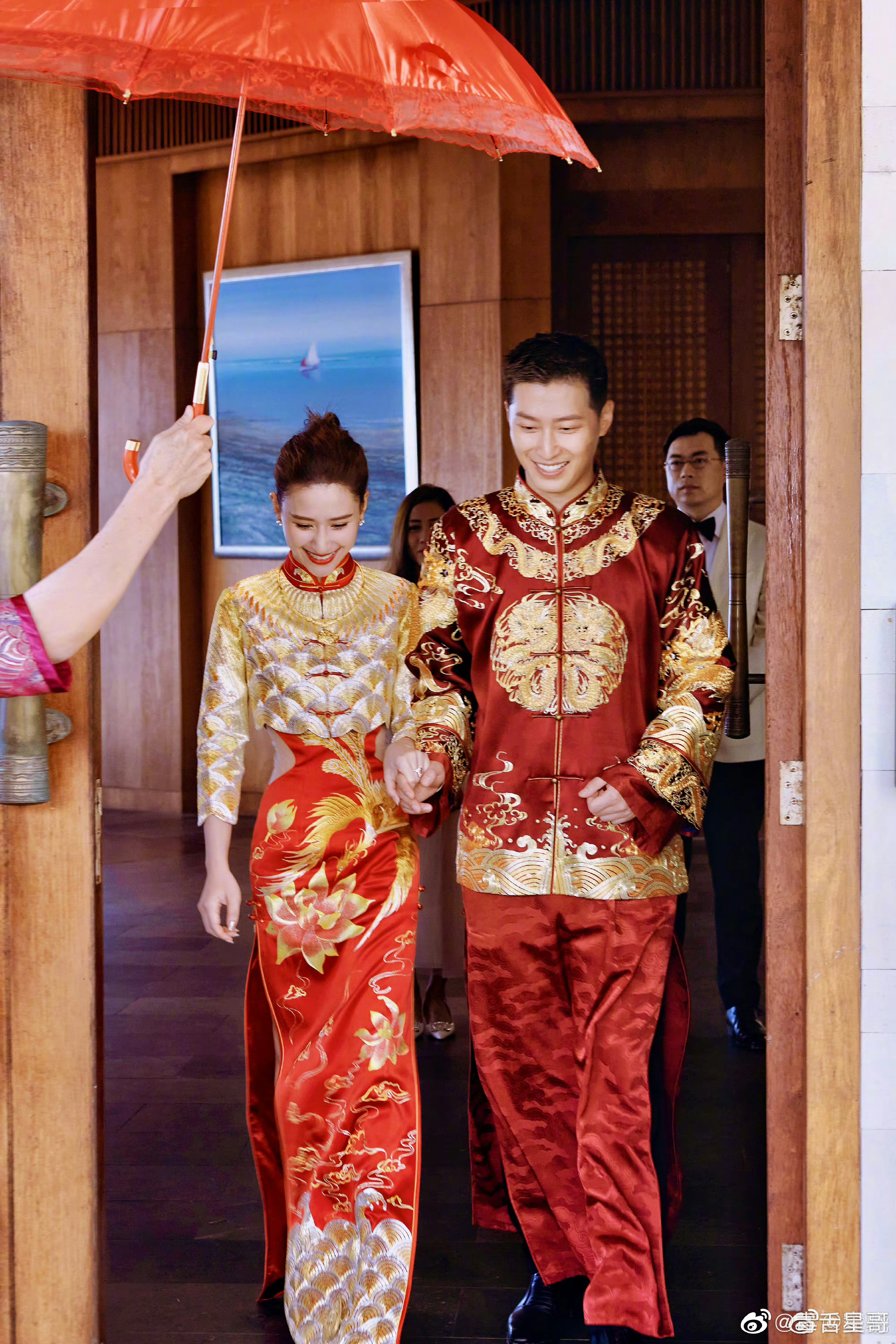 何超莲、窦骁微博晒了今日大婚照……