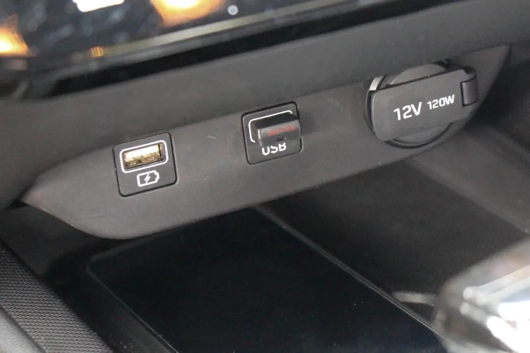 这里同时支持无线充电功能,在储物槽的上方,还有两个usb接口以及一处