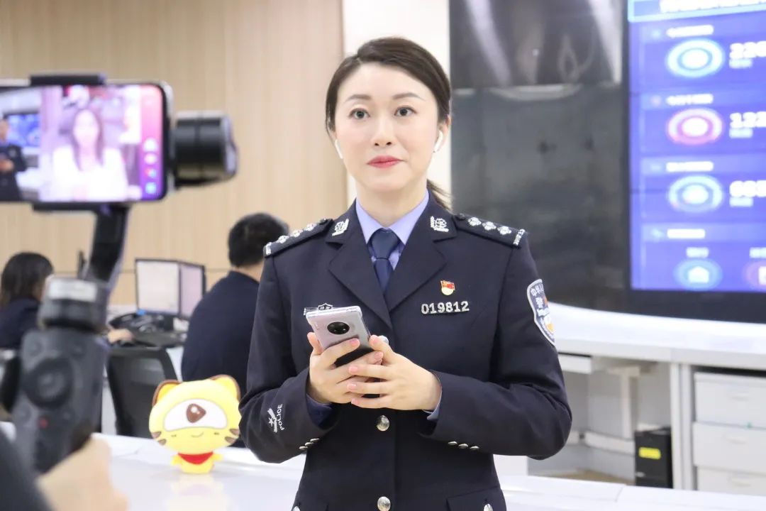 湖南长沙民警连线主播"直播带货",所带之货是