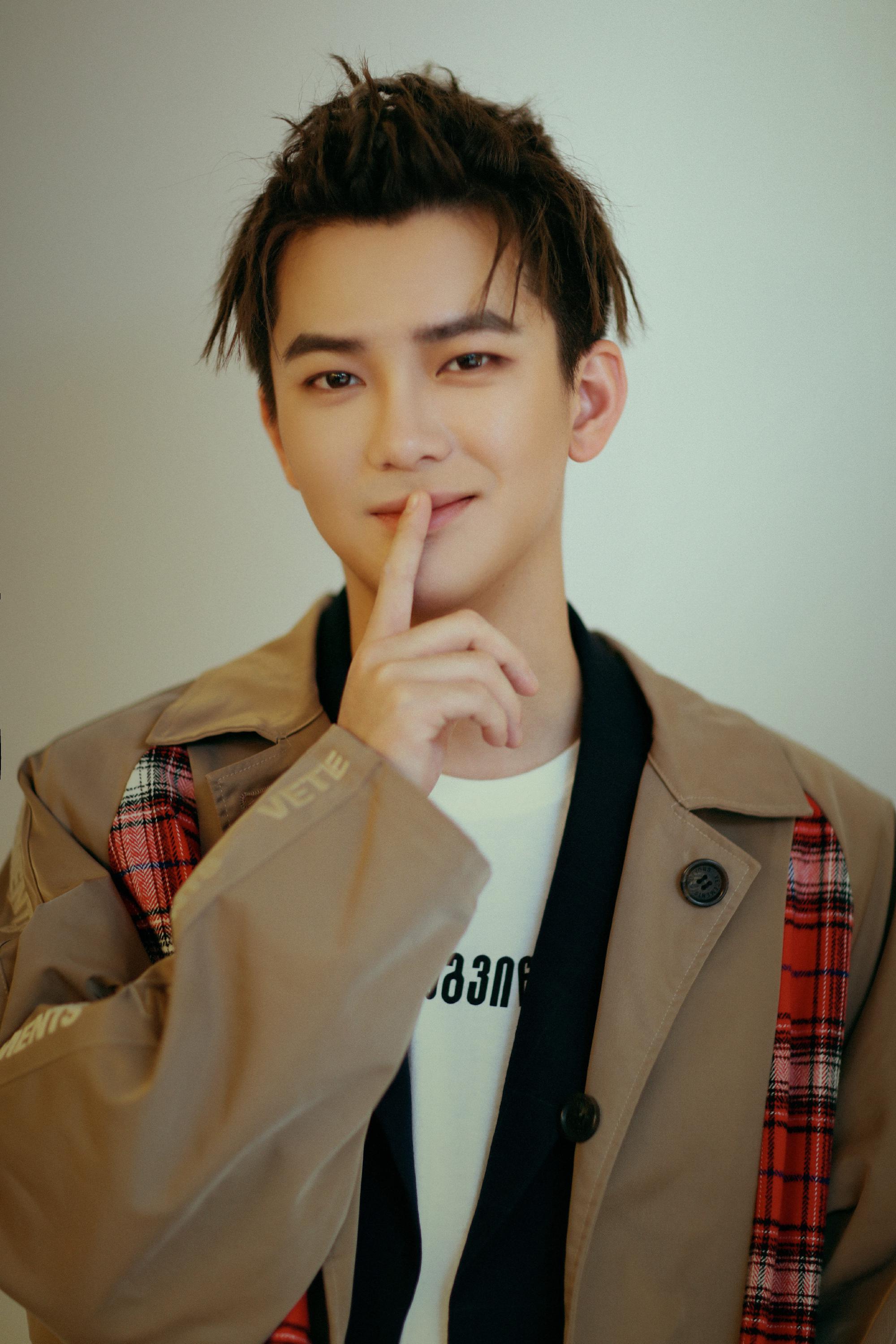 他是《浪花一朵朵》里的泳池少年唐一白……|浪花