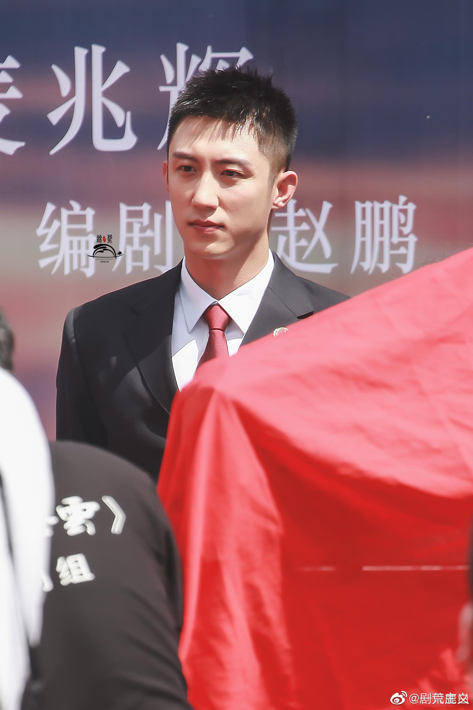 开机现场高清图来啦 这次的角色是检察官 正装很有感觉了