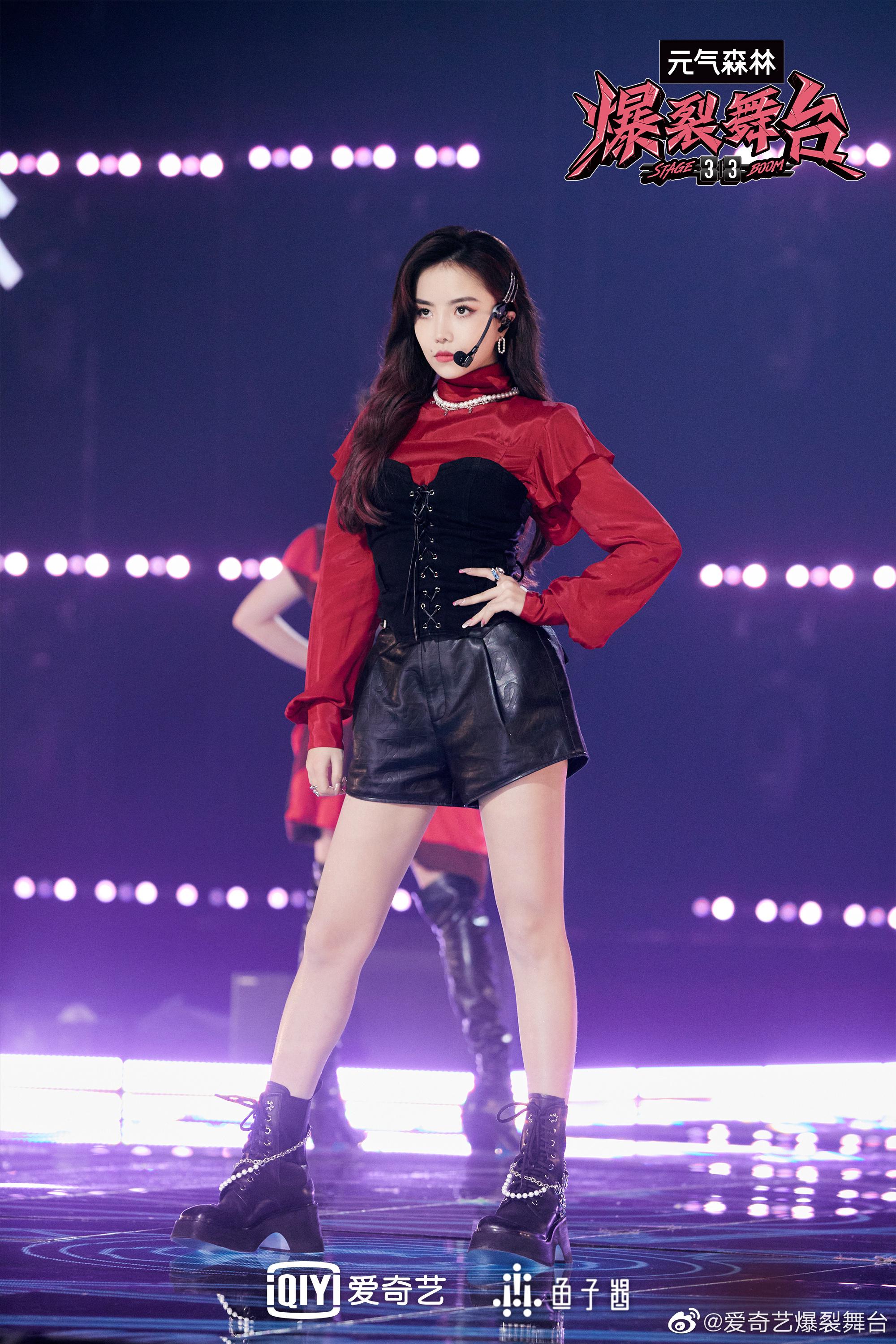 安崎爆裂舞台造型大片 荷叶袖红裙搭配黑色束腰……_高清图集_新浪网