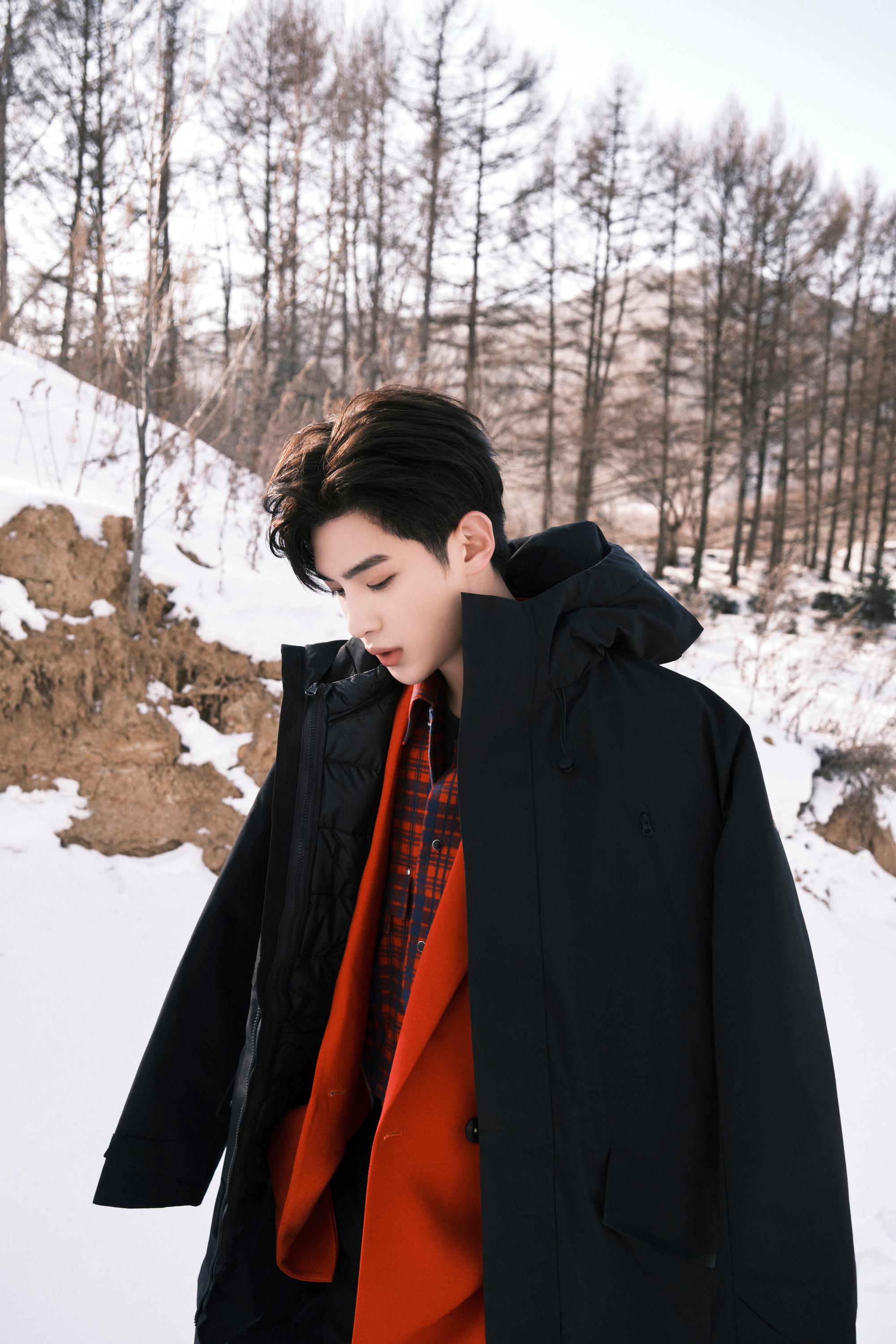 黄明昊造型雪地里帅气的小贾红衣造型精神喜庆