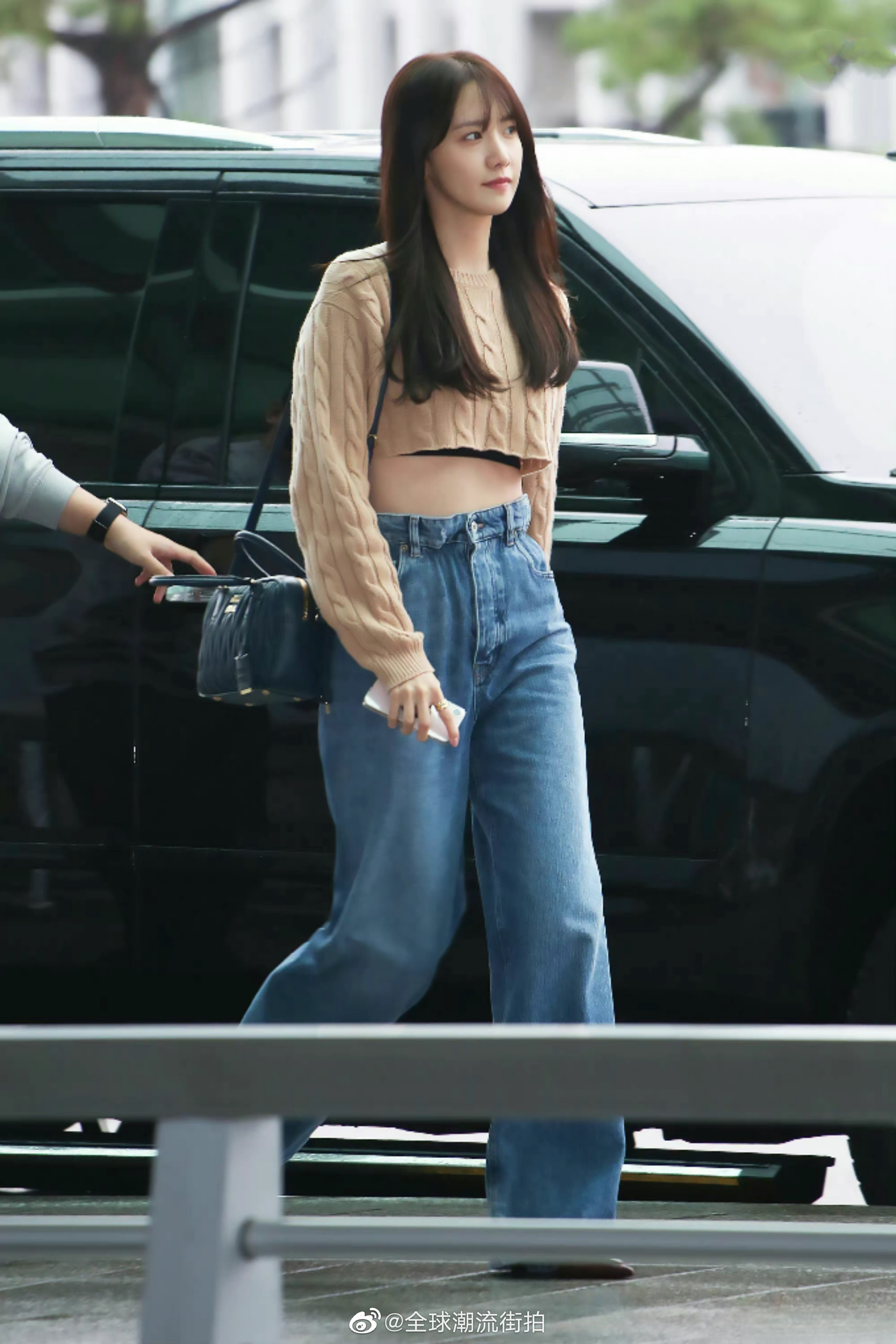 林允儿|街拍更新 上身卡其色短款针织衫……__财经头条