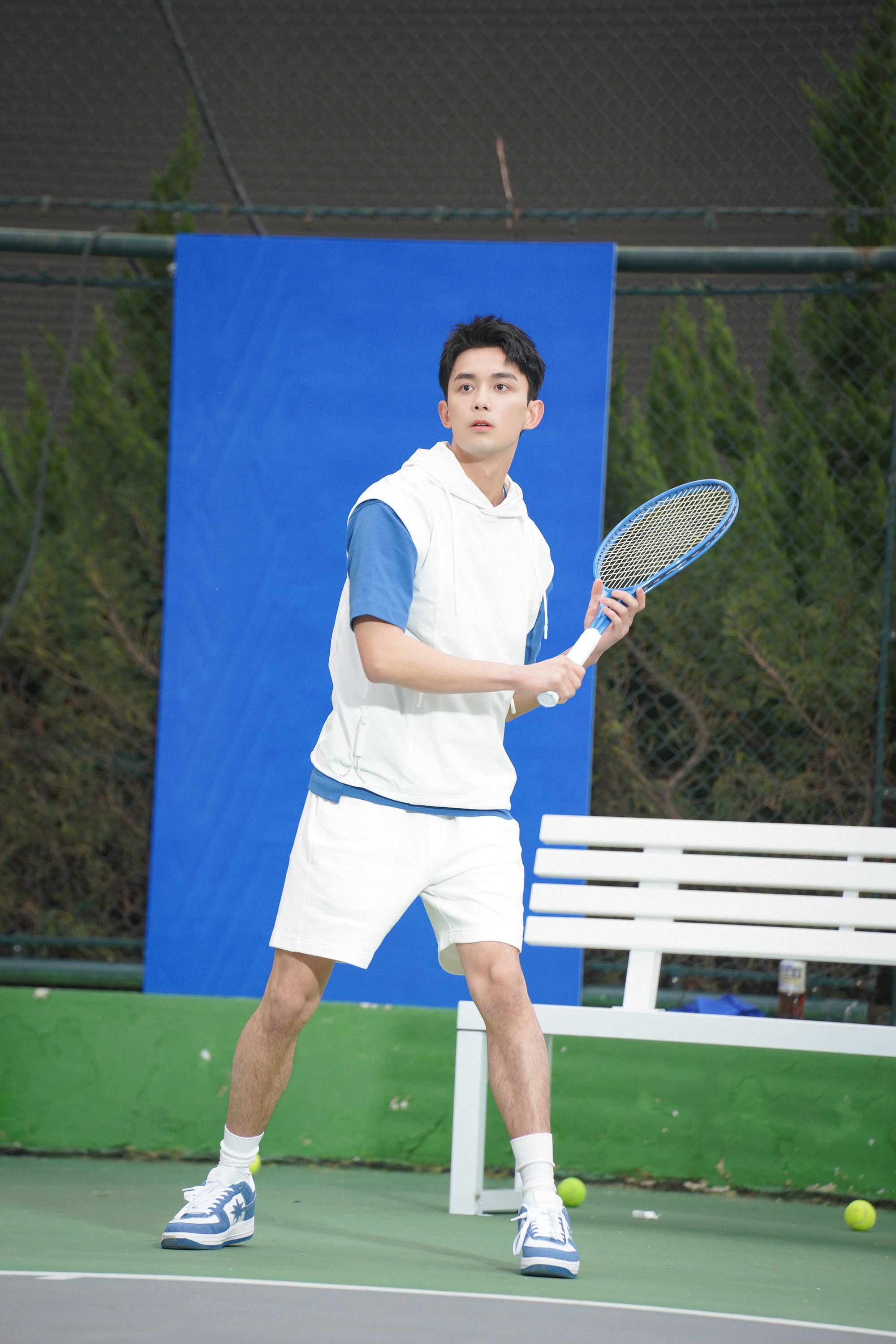 吴磊蓝白运动造型网球场随拍～ 青春活力的少年,满满的热血_高清图集