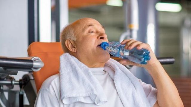 睡觉总是被渴醒,嘴巴又干又苦?"根源"可能是它,别太大意了