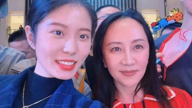 孟晚舟与网红罕合影!2段婚姻4个孩子,前夫成谜现任对她不离不弃|孟晚舟|任正非|前夫_新浪新闻