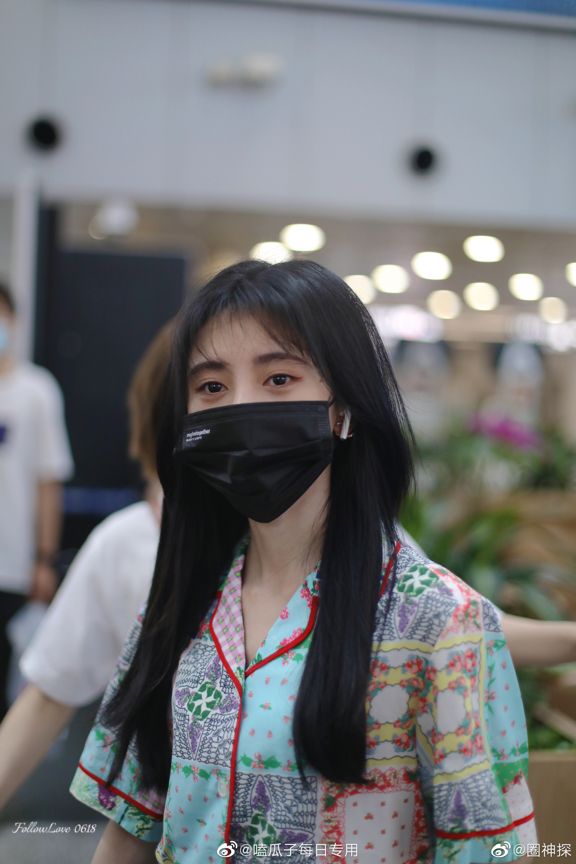 鞠婧祎上班饭拍,口罩遮不住的美貌