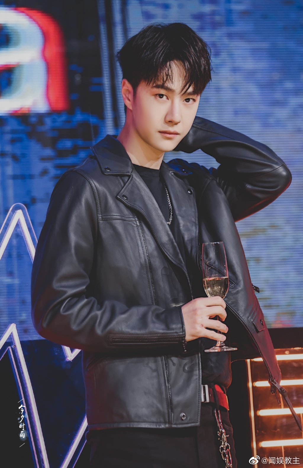 王一博新电影无名背头造型路透,好有氛围感啊