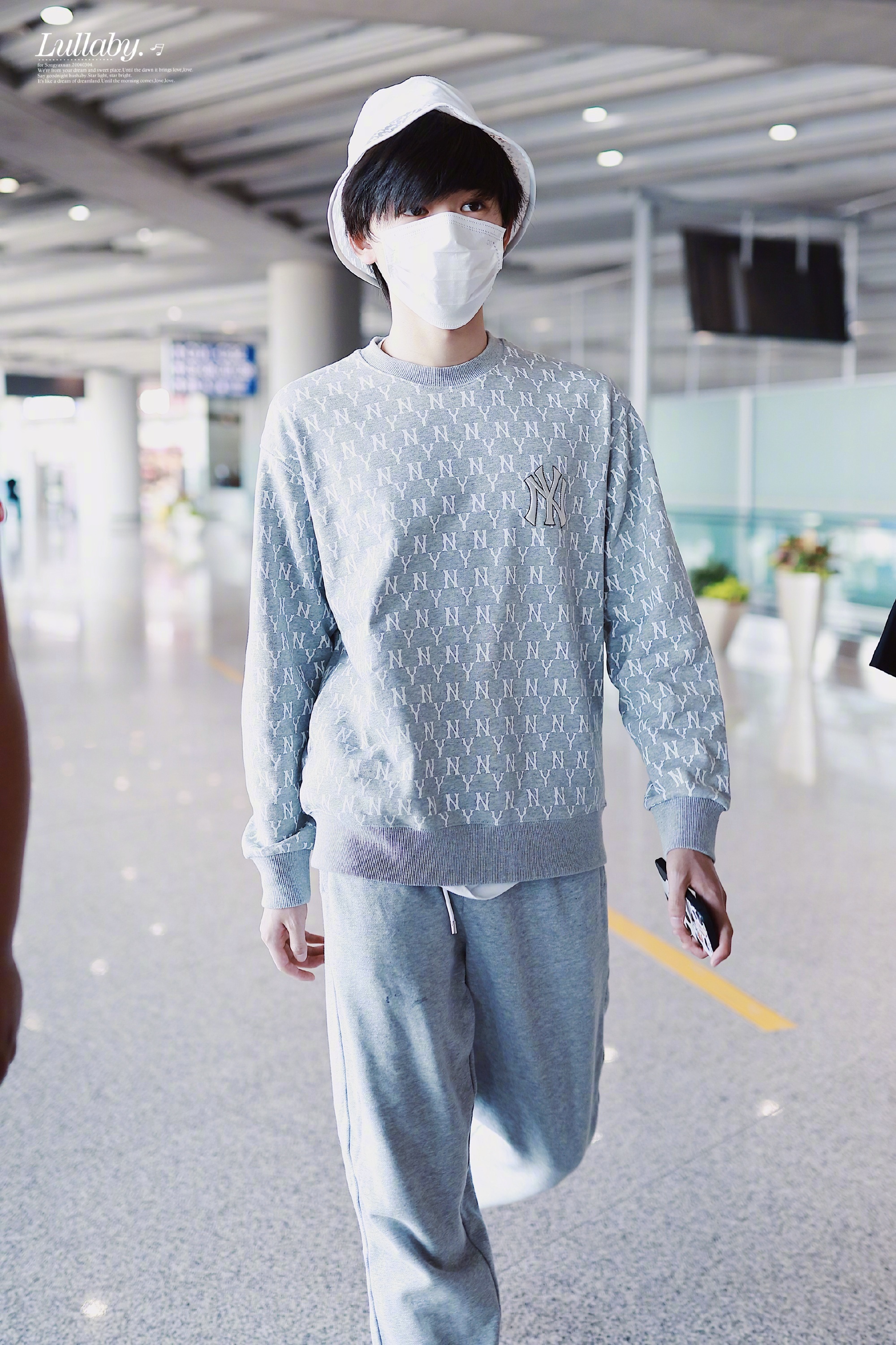 宋亚轩今日份机场饭拍今天是一身灰色的运动风的小宋老师