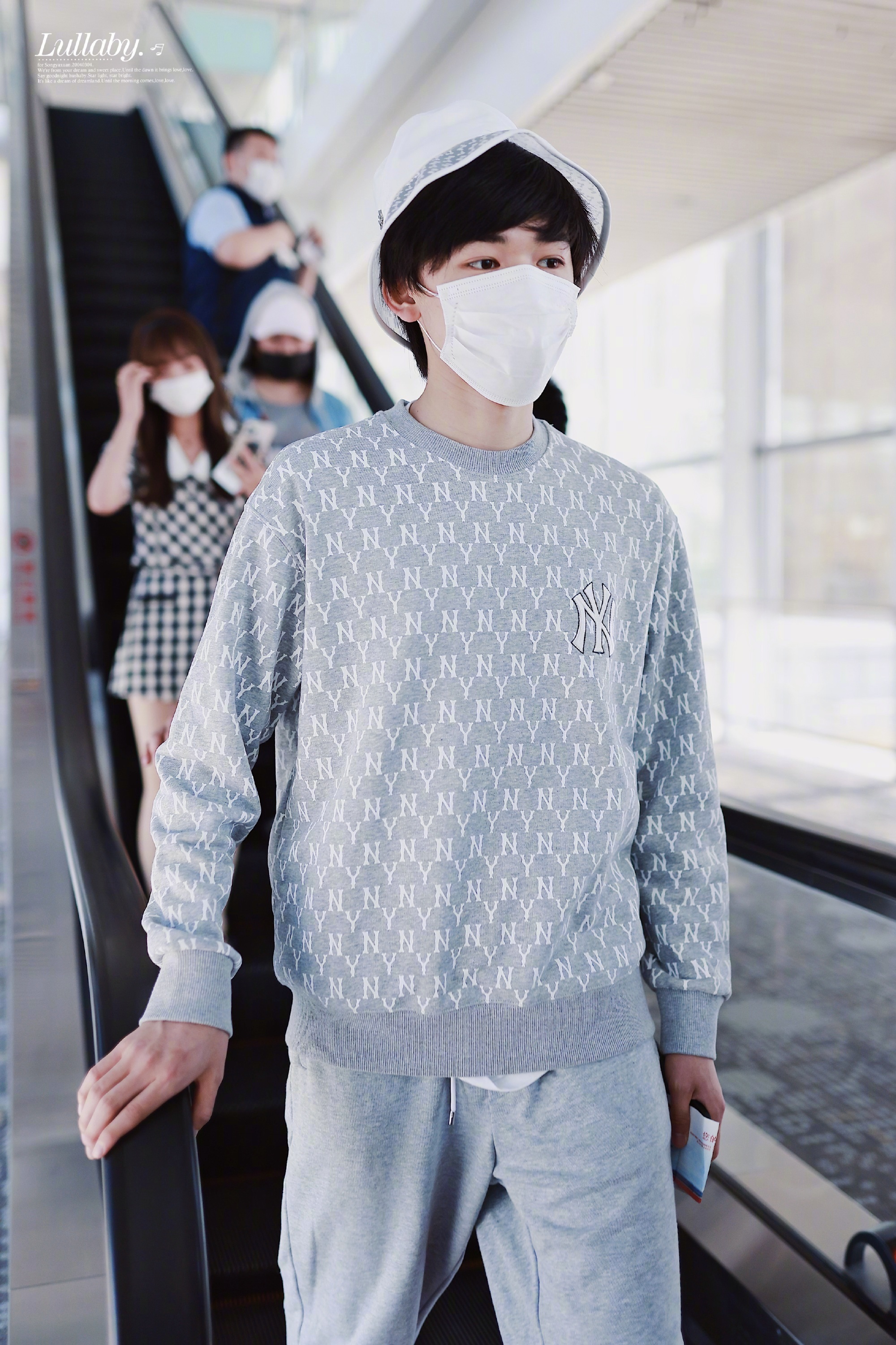 宋亚轩今日份机场饭拍今天是一身灰色的运动风的小宋老师