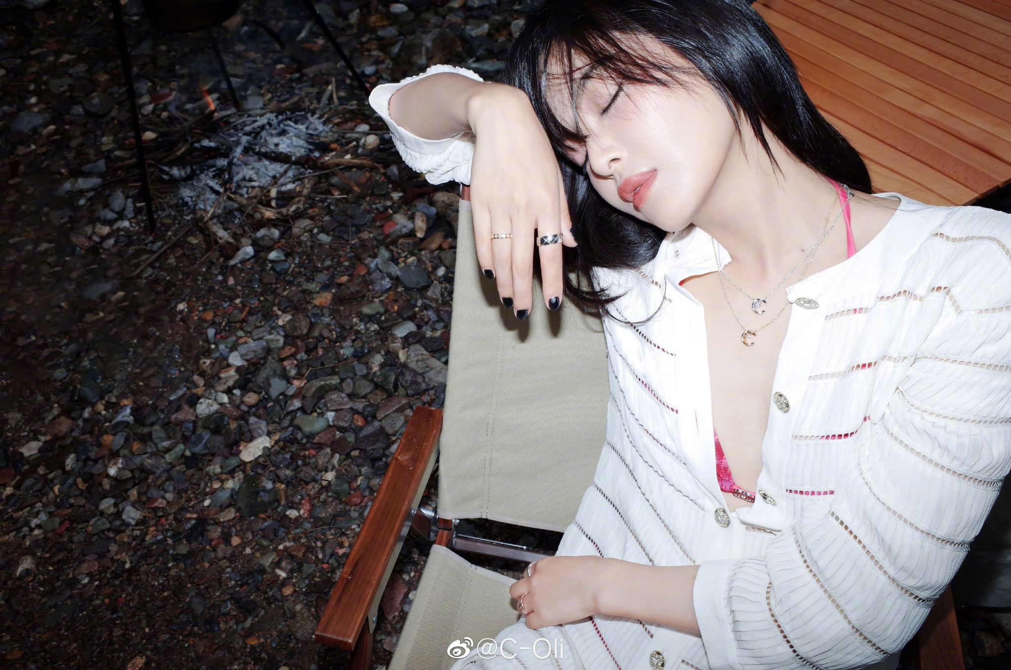 分享一组辛芷蕾的户外写真简单的肢体动作抓拍肆意而潇洒