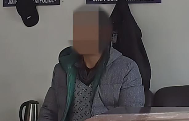 男子因天气寒冷，半夜上厕所不方便，便偷了一个马桶回家休闲区蓝鸢梦想 - Www.slyday.coM