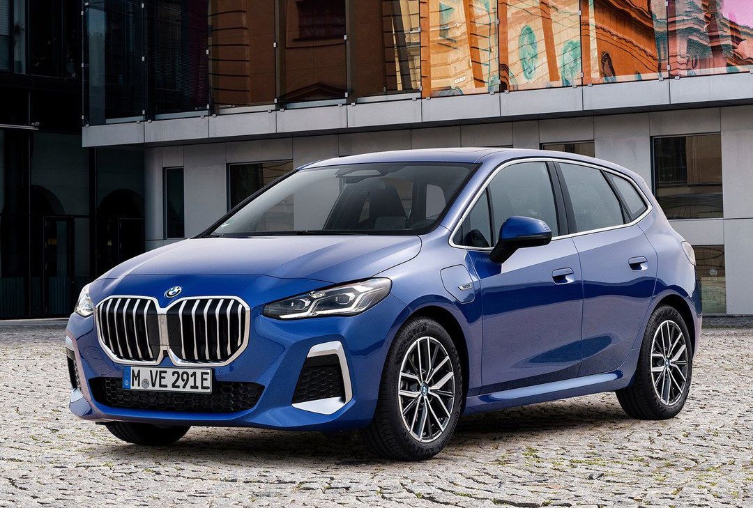 超大双肾双联屏海外试驾2022款宝马2系多功能旅行车