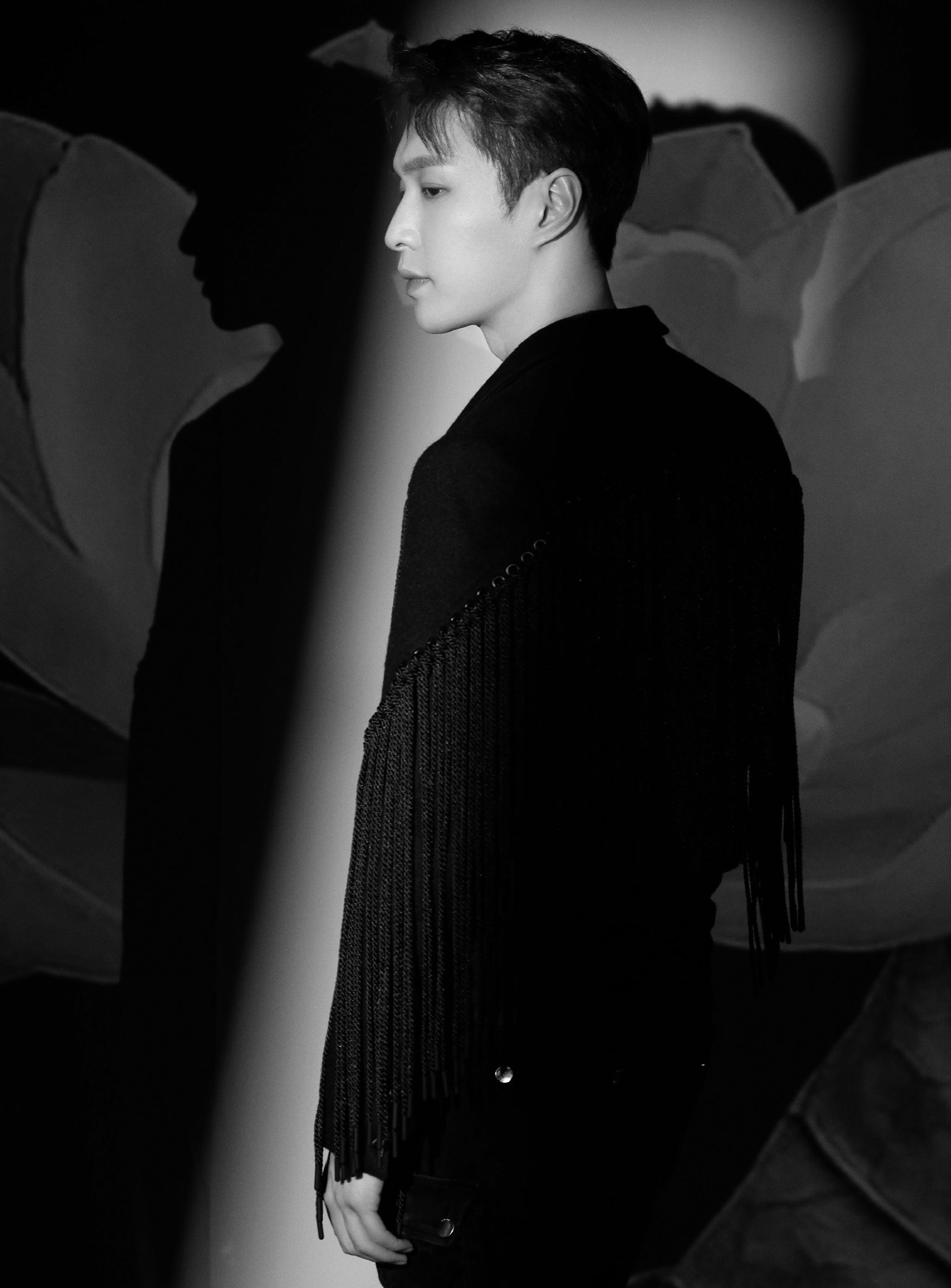 张艺兴最美的夜舞台造型 黑白之间 一人双影 一曲双面 《一念双生》