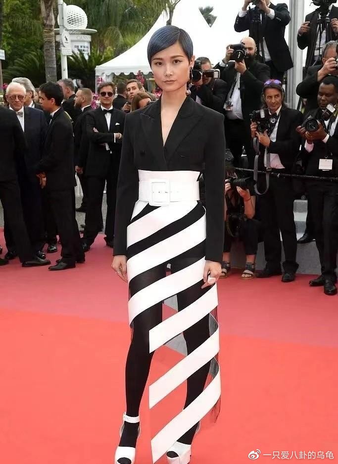 “完美”暴露身体缺陷,明星雷人红毯造型,看得我忍不住笑出了声休闲区蓝鸢梦想 - Www.slyday.coM “完美”暴露身体缺陷,明星雷人红毯造型,看得我忍不住笑出了声休闲区蓝鸢梦想 - Www.slyday.coM