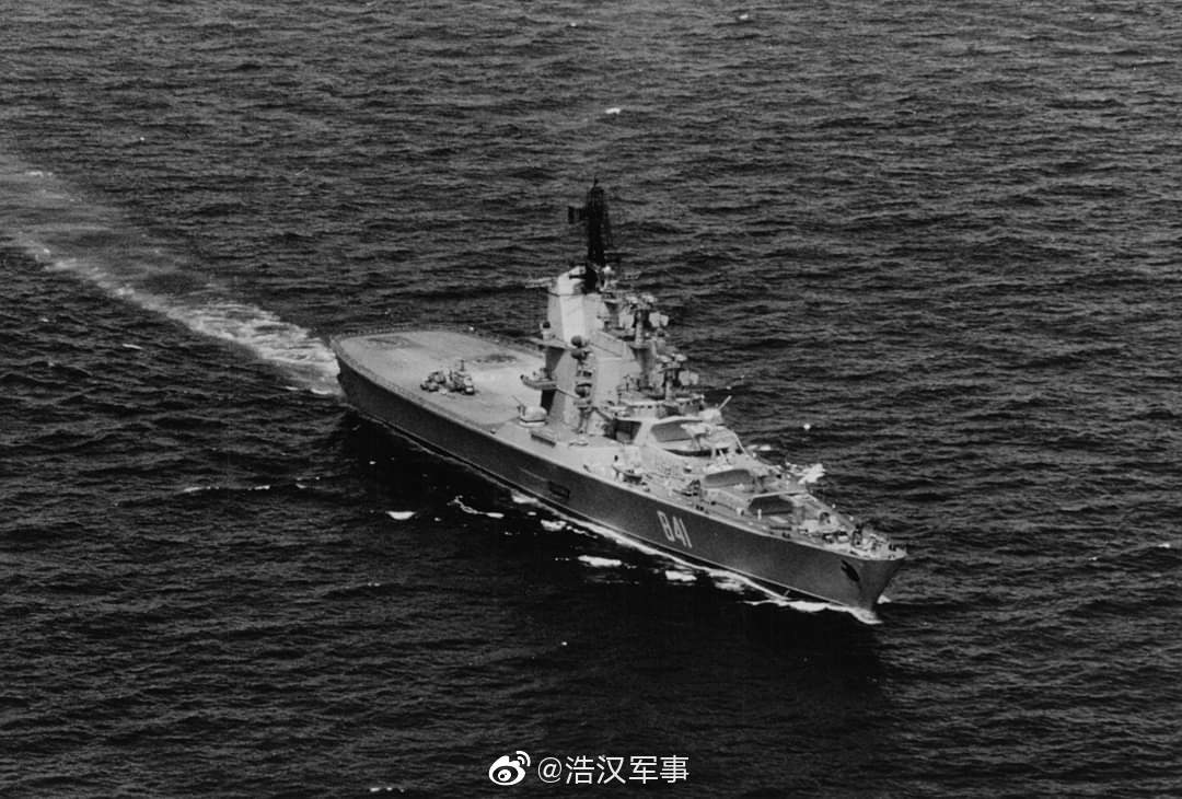1123型"莫斯科"号轻型直升机母舰