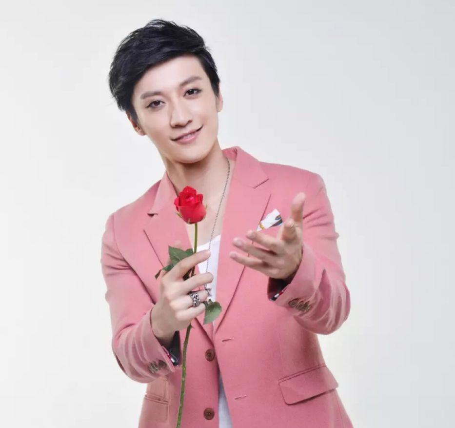 乔任梁父母做美食博主的真相曝光乔爸穿粉色西服接受采访再落泪