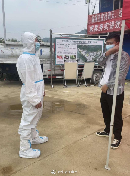 花溪区人大代表王思达护航高坡乡疫情防控