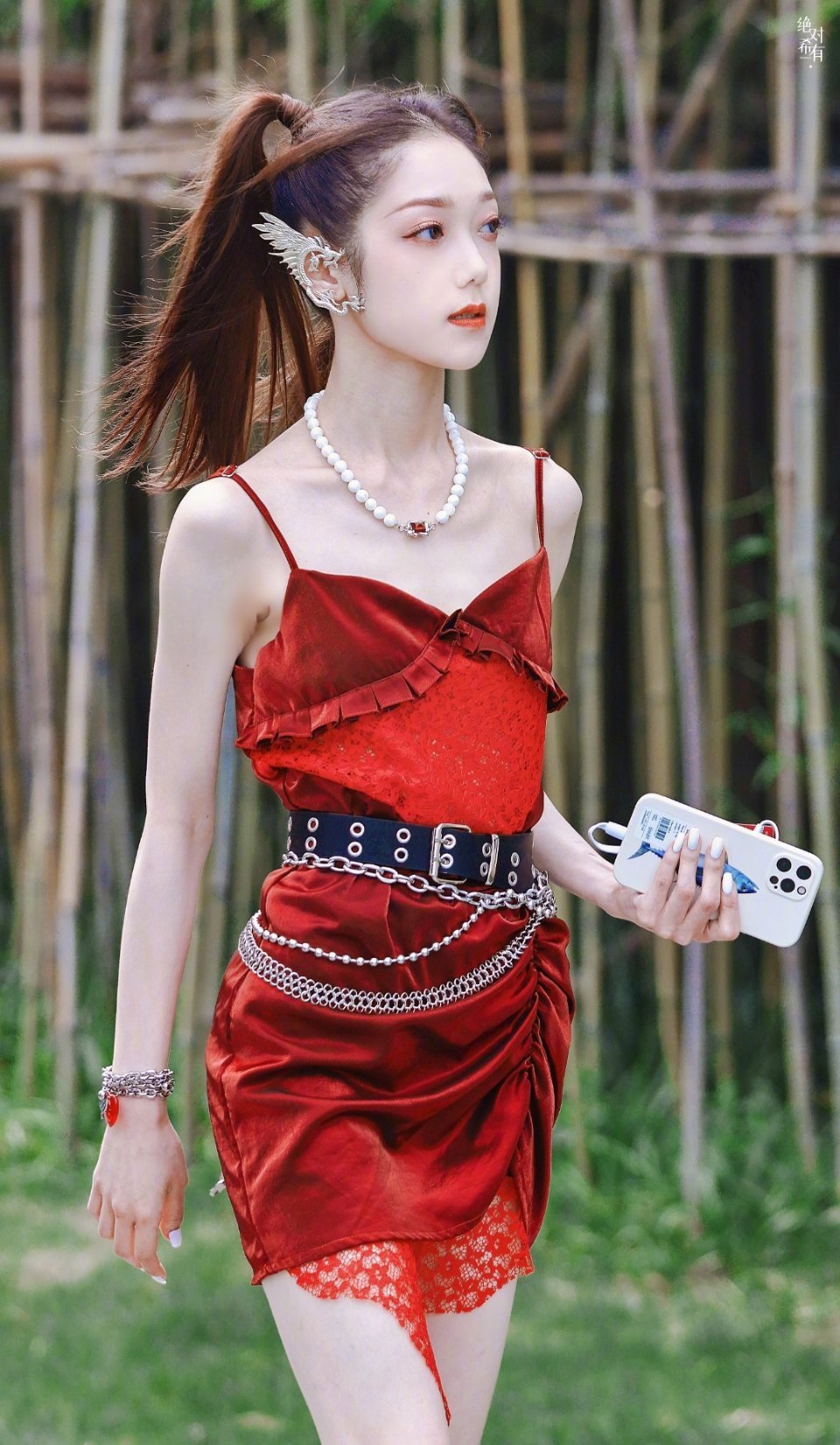 希林娜依高的侧颜绝绝子 美女的五官真的好好看 不仅颜值高……