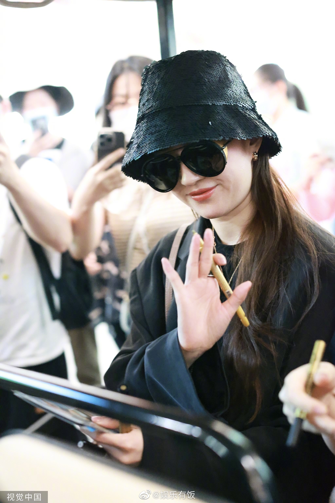 24日,@刘亦菲 头戴黑色渔夫帽现身北京首都机场……_高清图集_新浪网