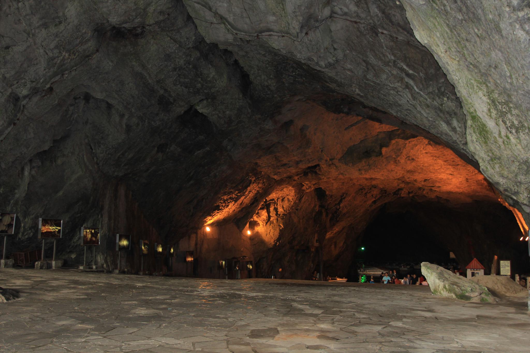 进口处是一段溶洞,称旱洞