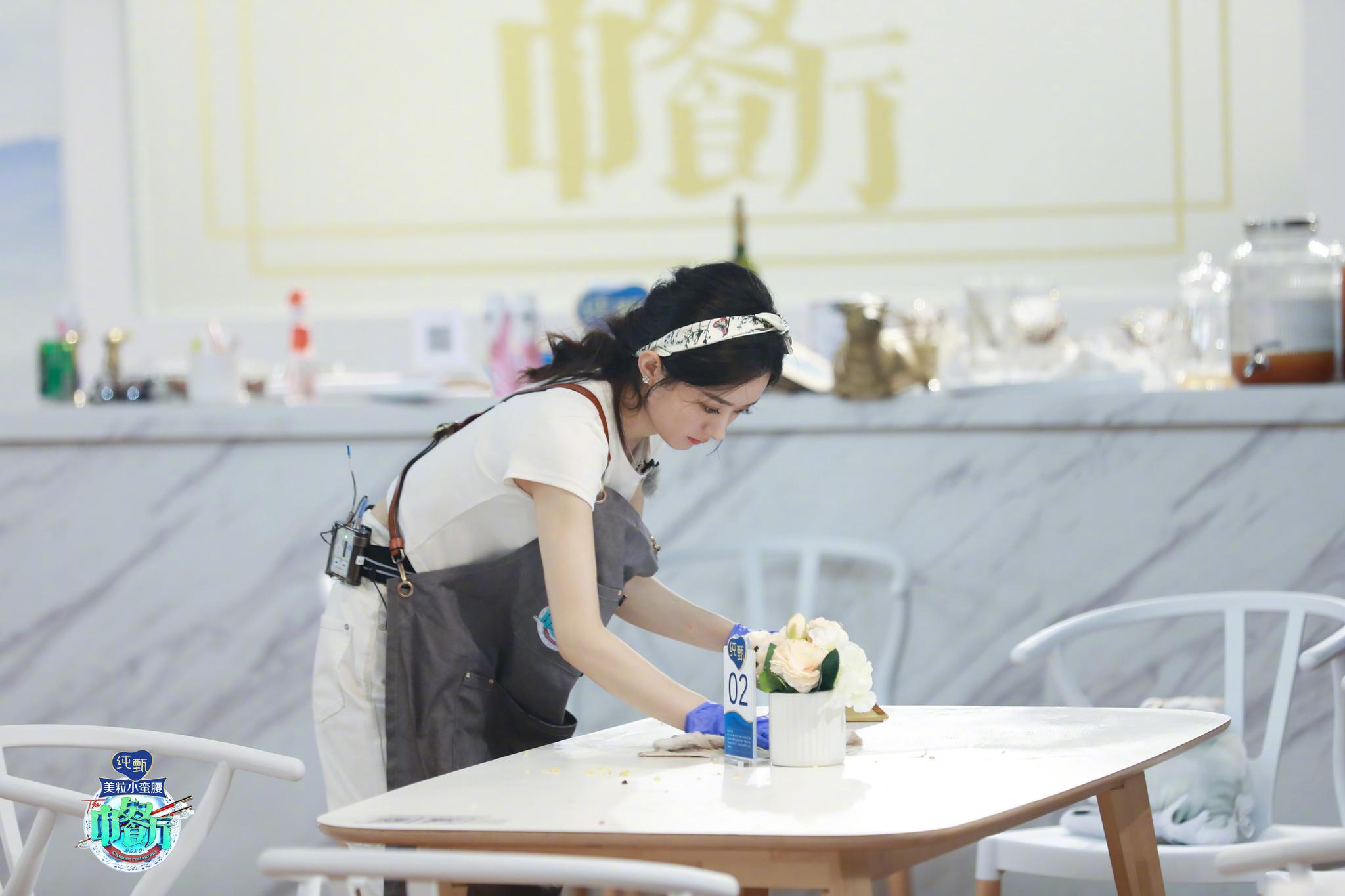 本期财务经理@赵丽颖 剧照来啦!清理卫生认真细心