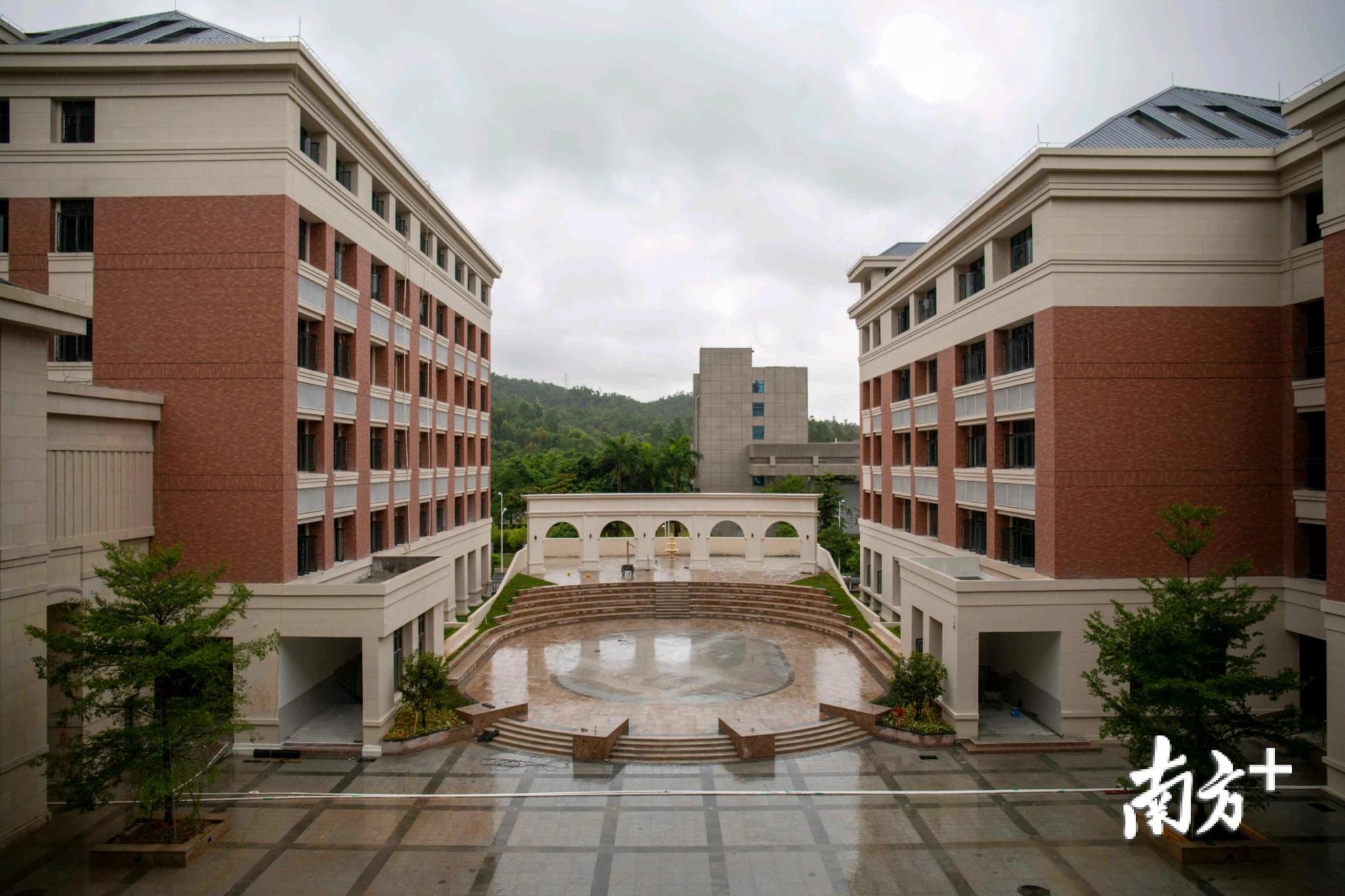 正文  3月11日,珠海市公共资源交易中心发布公告,珠海市凤山中学(原