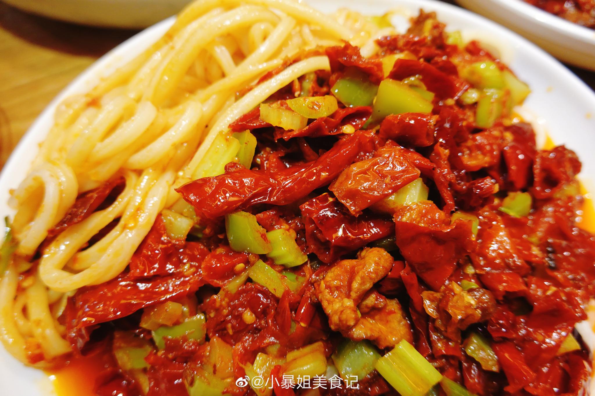 阿拉木汗山大路店一直不开业我真的太想吃辣皮子拌面了