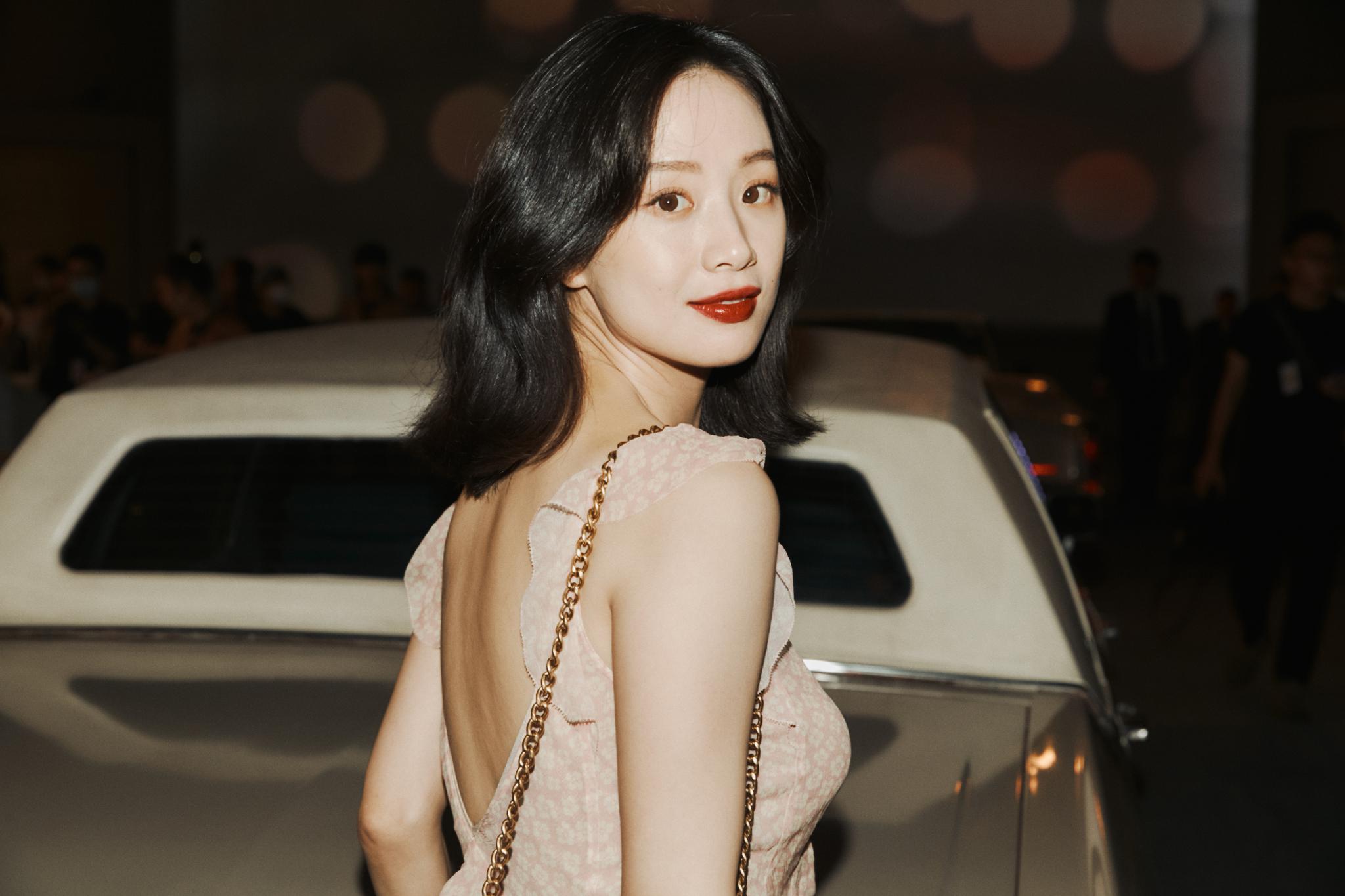 李梦昨日上海出席时装大秀造型,淡淡的粉色碎花裙装