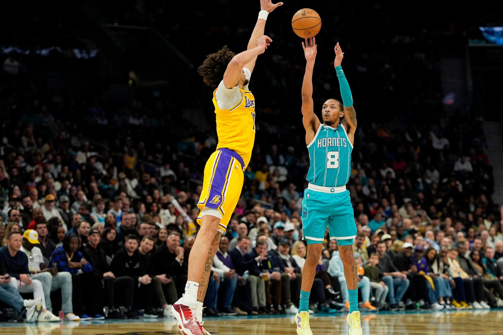 狂轰9记三分！鲍尔率黄蜂大胜湖人，东契奇盛赞对手难防