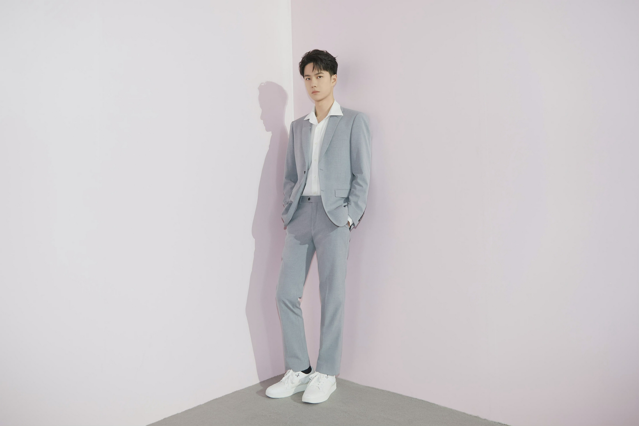 王一博灰色西装现身上海见面会……__财经头条